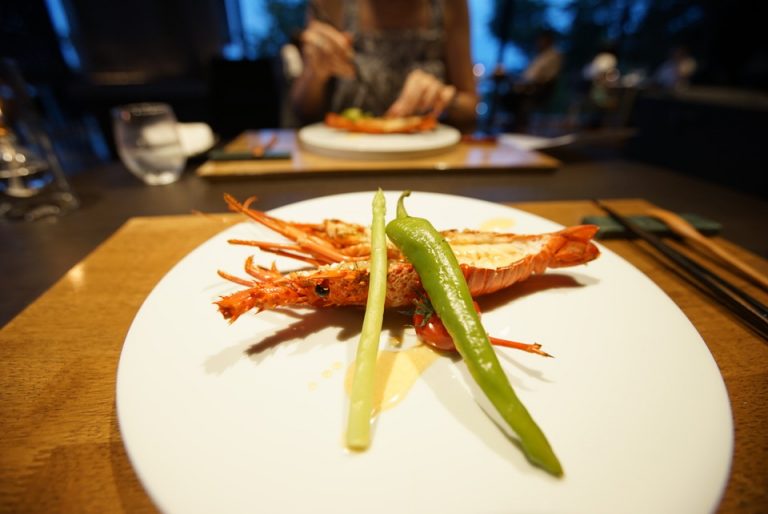 魚介料理。伊勢海老の雲丹焼き