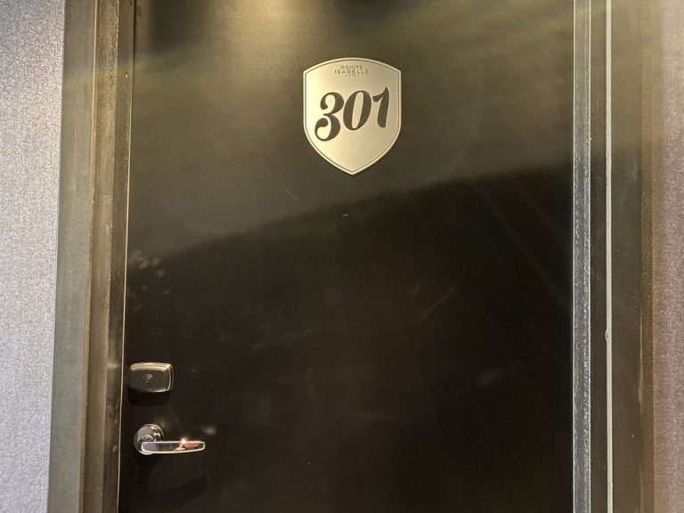 客室入口ドア外観