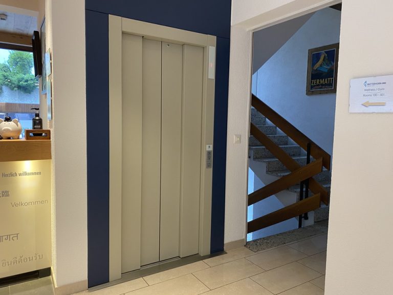 エレベーターホールフロント階2