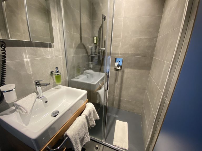 バスルーム入口から全景3