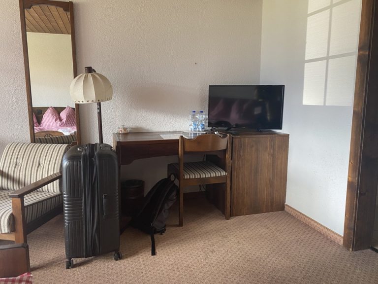 ベッド方向からTV2