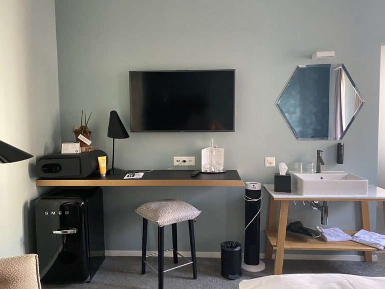 ベッド方向からTV2