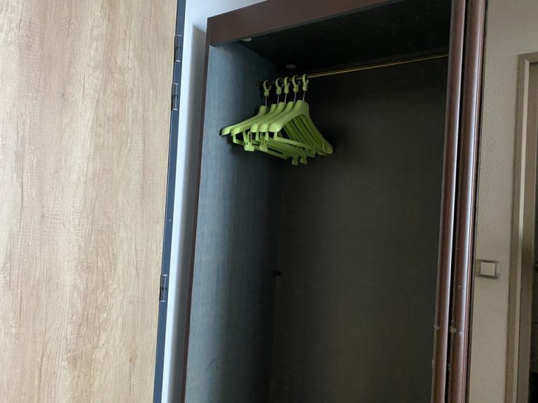 クローゼット内観4