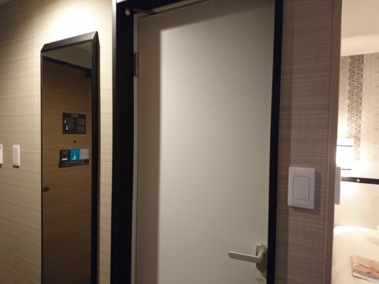 全身鏡とバスルーム