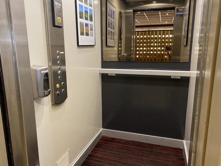 エレベーター内観1