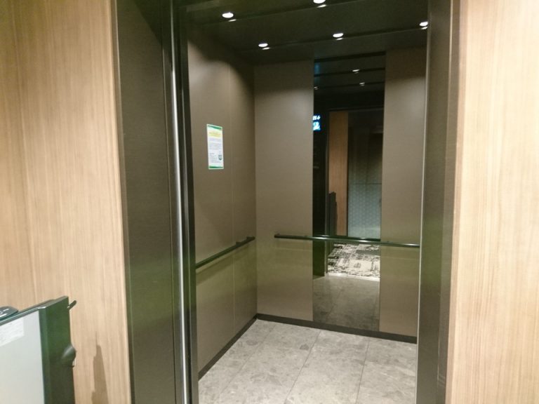 エレベーター内観(1)