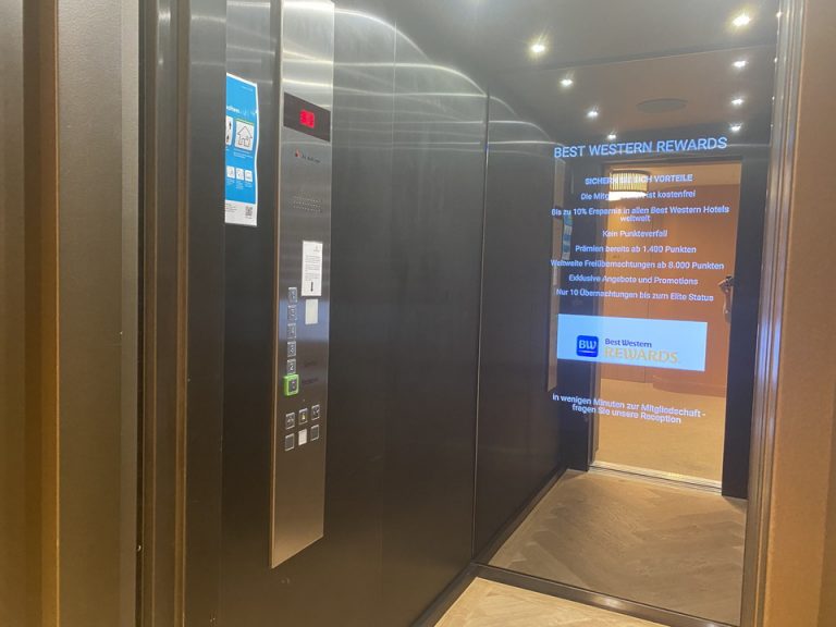 エレベーター内観1