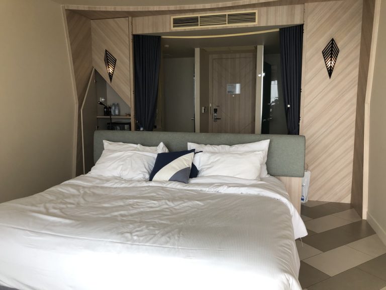 窓からの部屋全体(1)