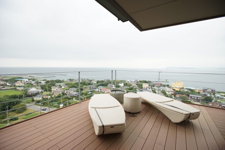 フロント横テラス。海を一望できる。また、フロントにあるジュースやスナック、アルコールをここでも楽しめる。ここで