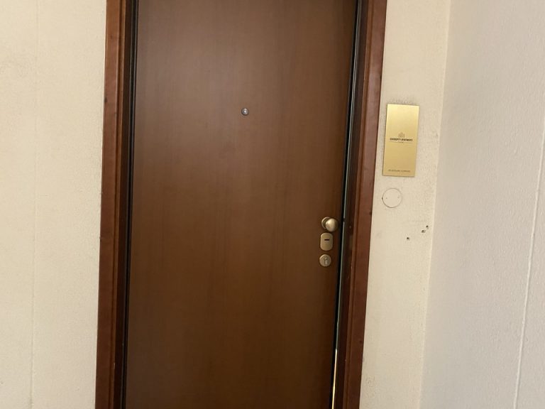 客室へ行くまでのドア