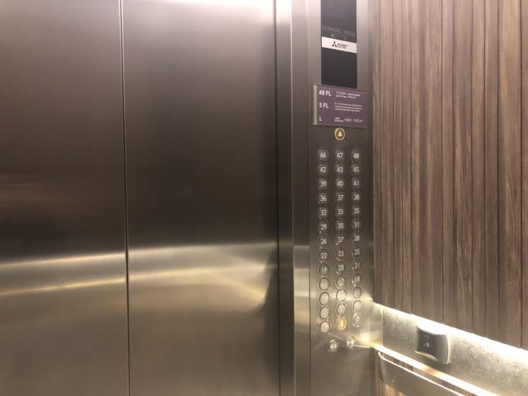 エレベーター内観