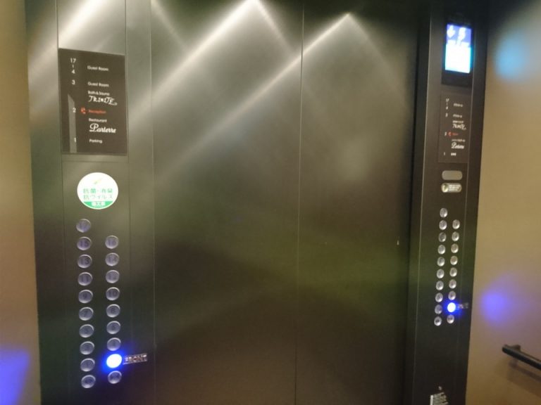 エレベーター内観