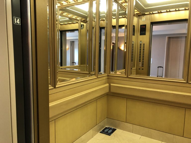 エレベーター内観