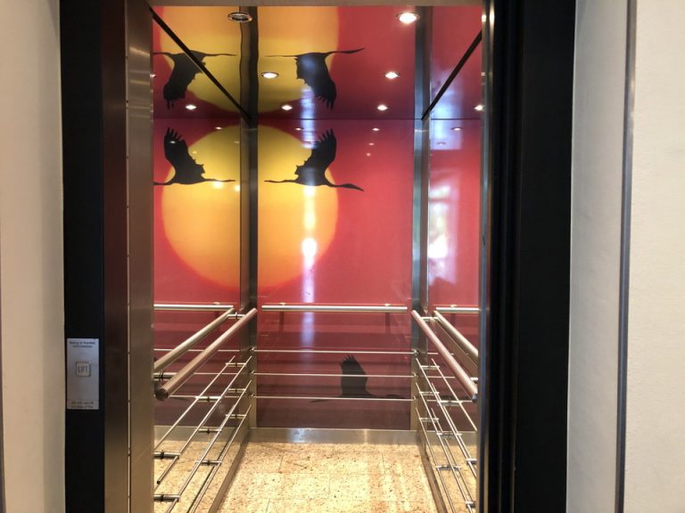 エレベーター内観