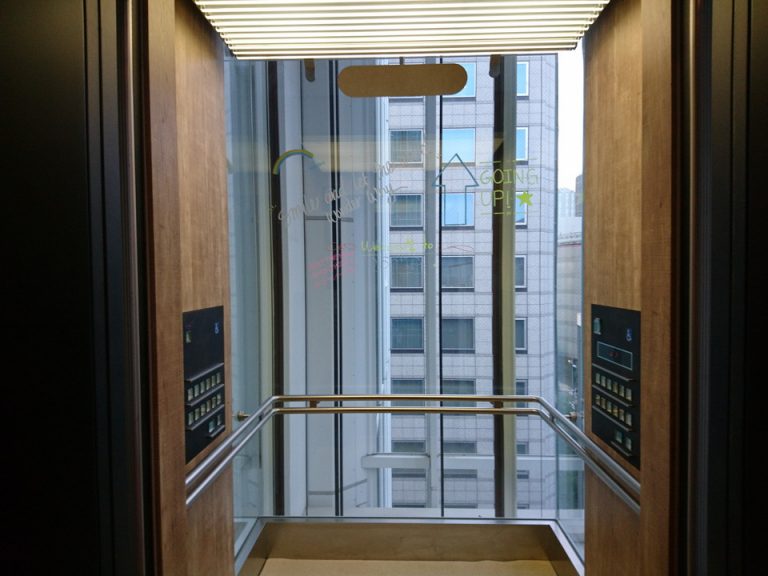 エレベーター内観