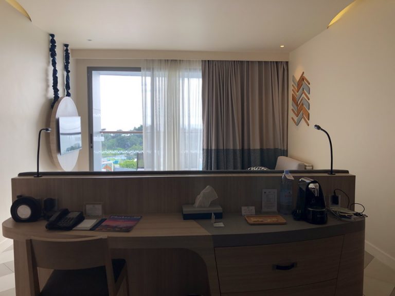 ドアからの部屋全体