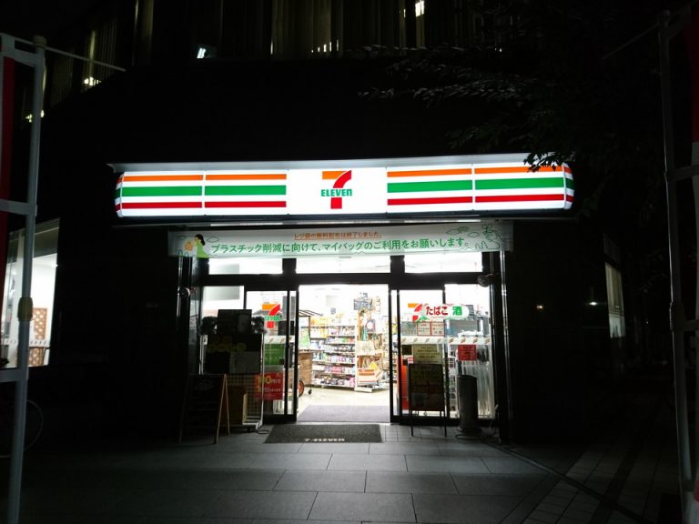 ホテル西側エントランス出たらすぐセブンイレブン