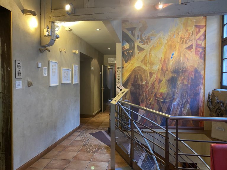 フロント階から続く階段