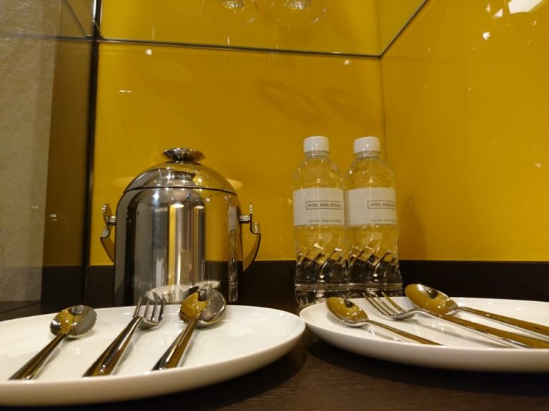 アイスペール、食器、無料の水