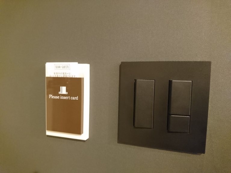 入口付近の照明スイッチ