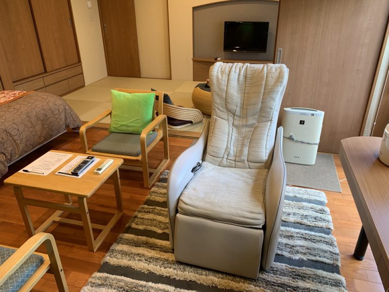 デスク、マッサージチェア