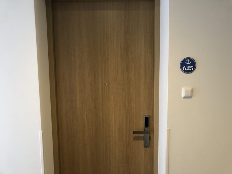 客室入口外観ドア