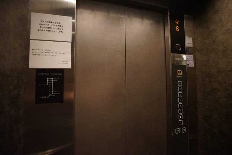 エレベーター内装