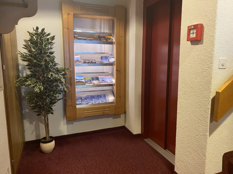 エレベーターホールフロント階1