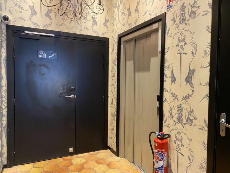 エレベーターホールフロント階1