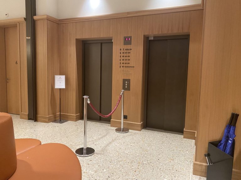 エレベーターホールフロント階1