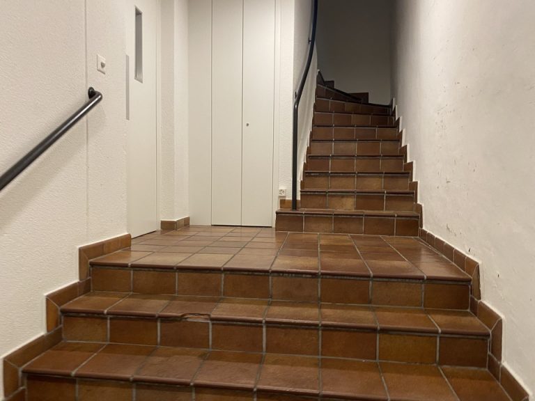 エレベーターホールフロント階1