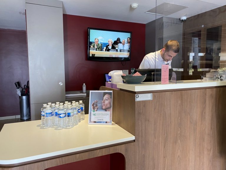 フロントカウンター