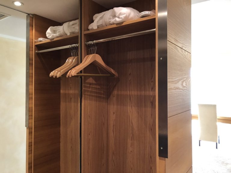 クローゼット外観開けた状態