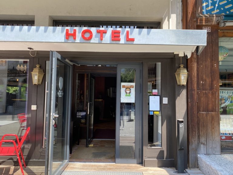 エントランス外観