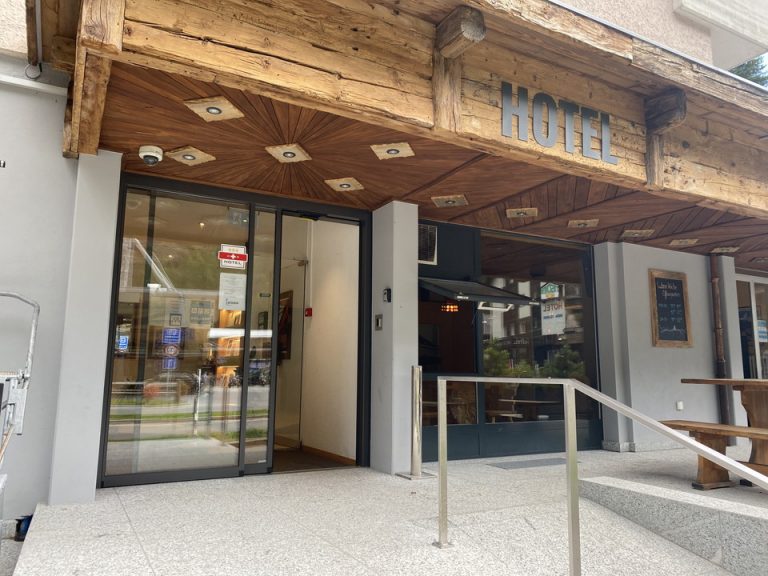 エントランス外観3