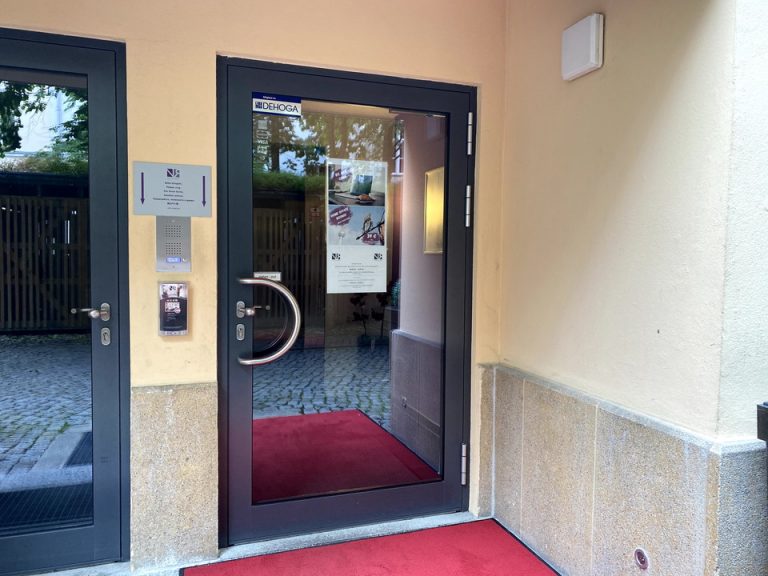 エントランス外観3