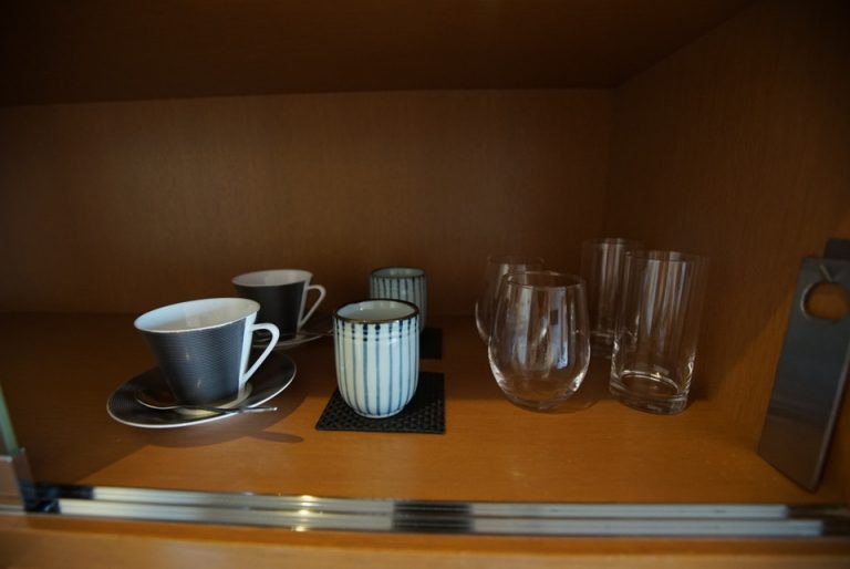 グラス・カップ類。お皿は無いので、もしケーキなどを持ち込む場合は、準備が必要です。