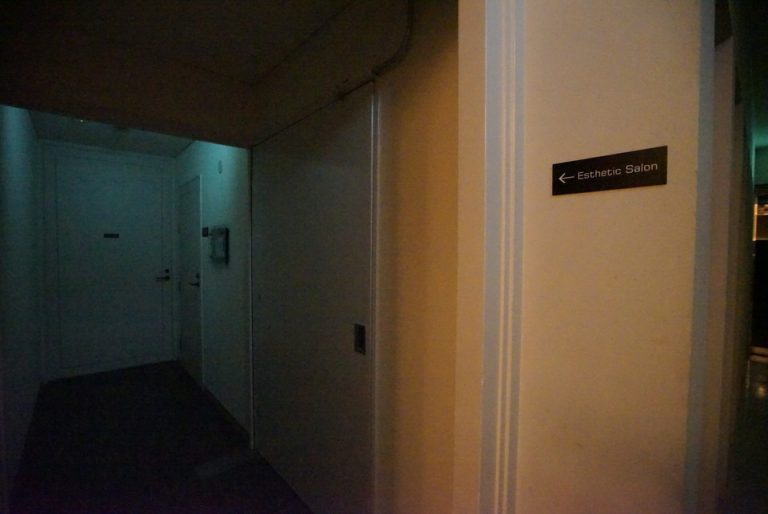 クラッシックタワーの4階にあるエステティックサロン。この日はコロナの影響で営業していなかった。(1)