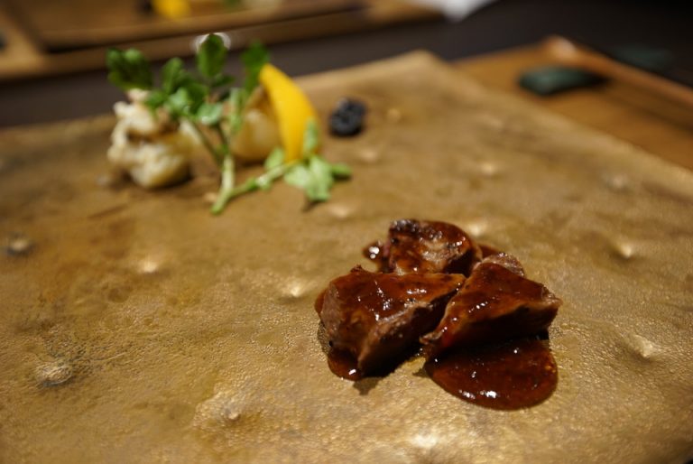 肉料理。伏姫牛のグリル トリュフソース