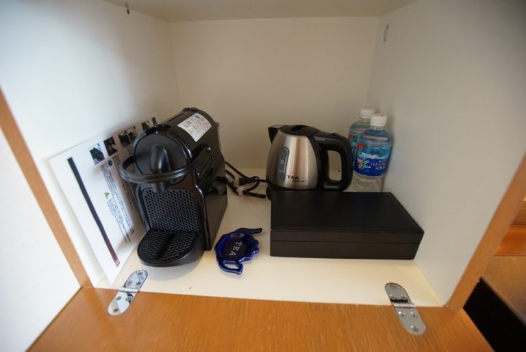 カフェコーナー。湯沸かし器などもありました。