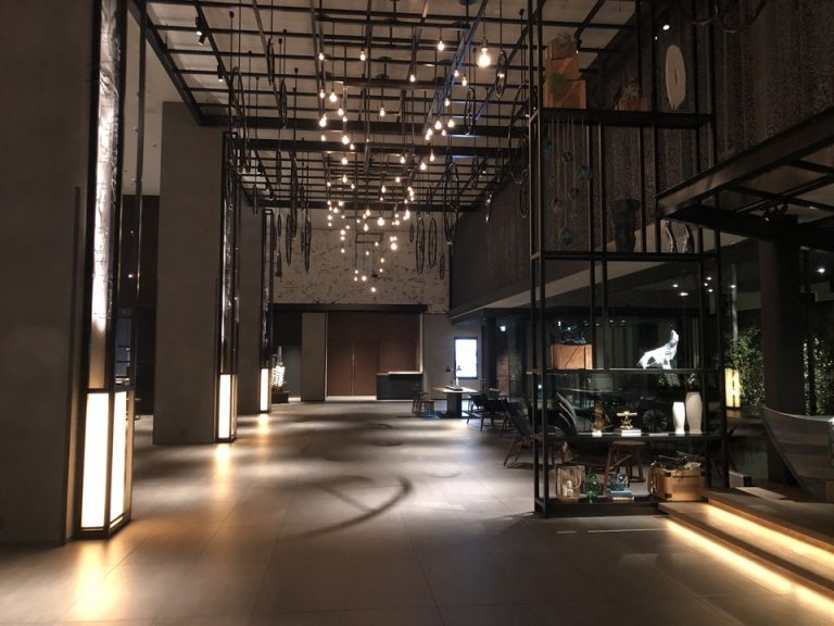 フロント・ロビー(6)