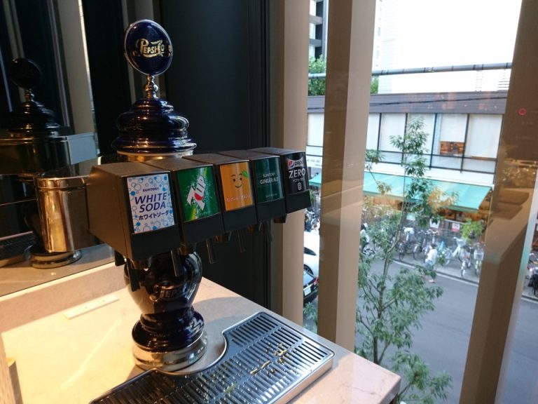 ラウンジの無料ソフトドリンクサーバー
