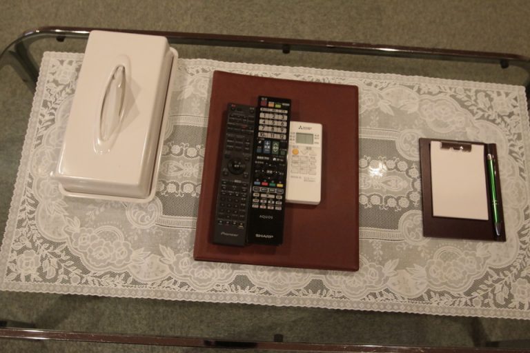 1F寝室リモコン、ティッシュ