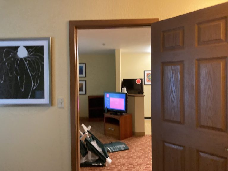 ベッドルームから見たリビング