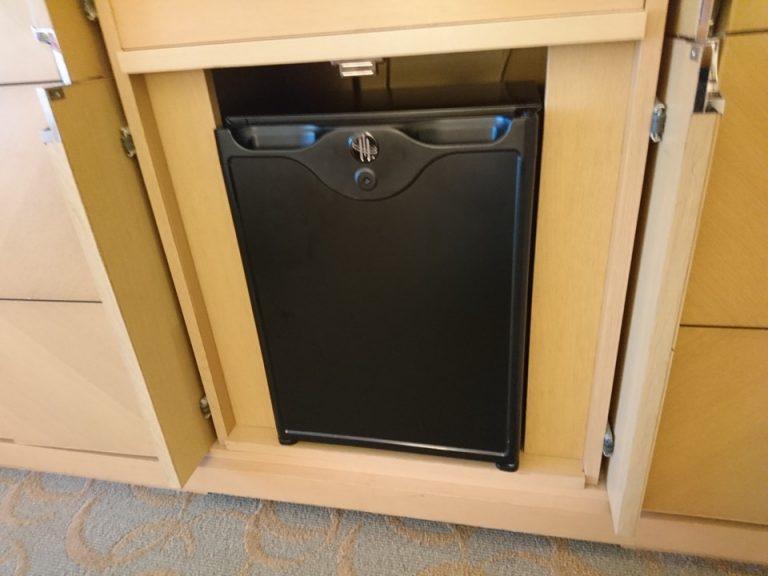 冷蔵庫(閉じた状態)