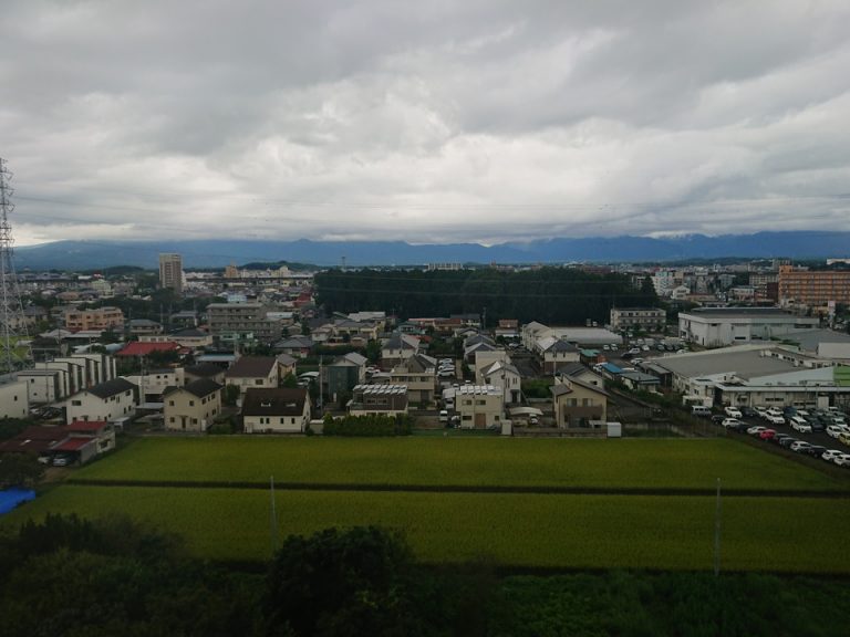 部屋からの眺望_東北新幹線と塩原方面の山々を見渡すことができます