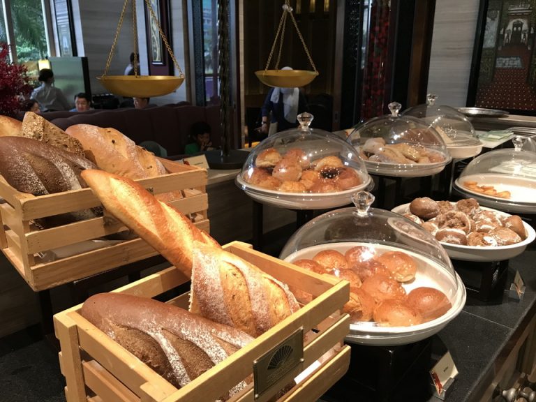 パンコーナーです。シナモンロールやパンオショコラ、ドーナツなど。