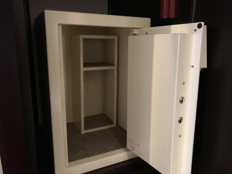 セーフティーボックスの開けた状態です。とても大きく、カバンごと入りそうな大きさです。