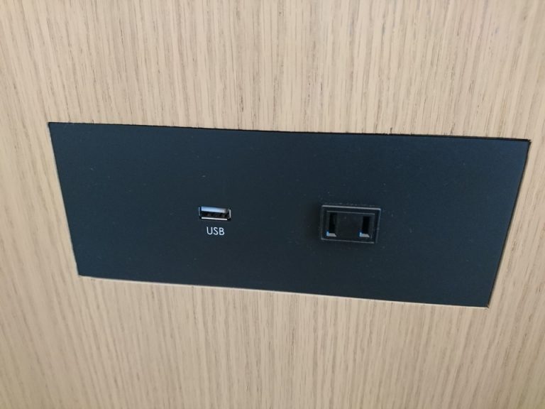 左側ベッドサイドコンセント