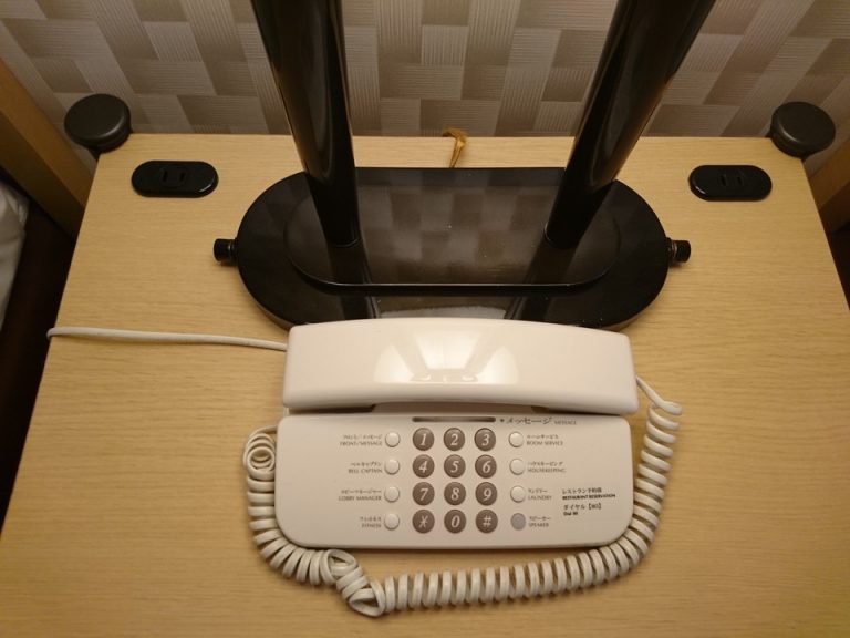 ベッドサイドテーブルのコンセント2ケ所